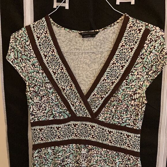 BCBG Maxazria Floral Print Dress with Surplus Neckline and Cap Sleeves. Size XS - Picture 2 of 6